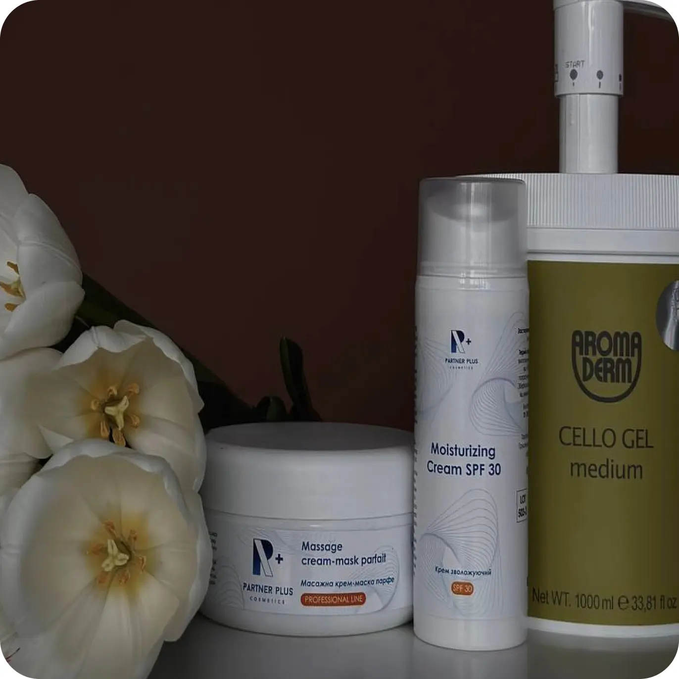 квіти та флакони косметичних препаратів