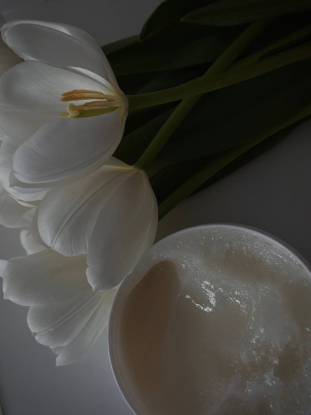 Лежать білі квіти та гель