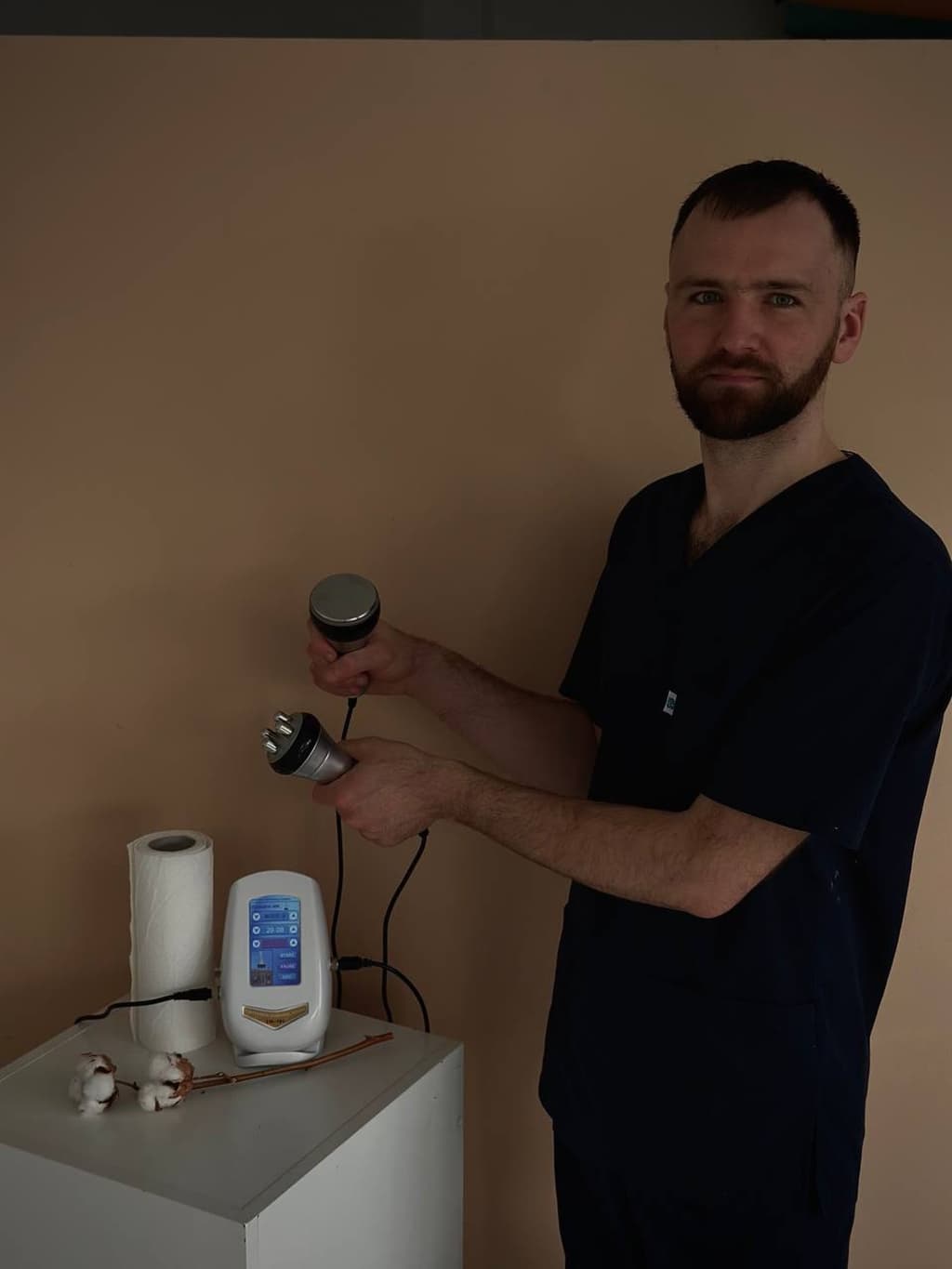 Масажист демонструє обладнання для масажу з електронним дисплеєм